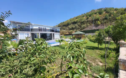 Bahçeli ve Havuzlu Şık Özel Villa